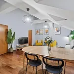 Spacious Apartment Next To Shopping Mall