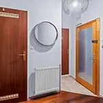 Spacious Apartment Next To Shopping Mall