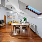 Spacious Apartment Next To Shopping Mall