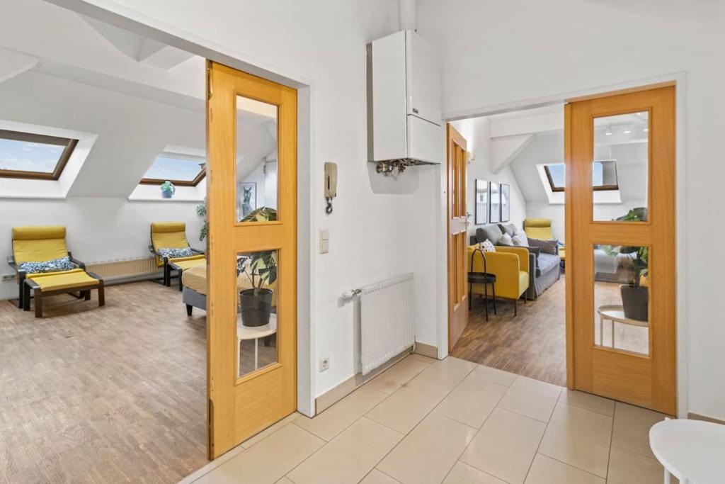 Spacious Next To Shopping Mall With Balcony Apartamento