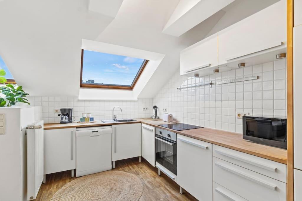 Apartamento Spacious Next To Shopping Mall With Balcony