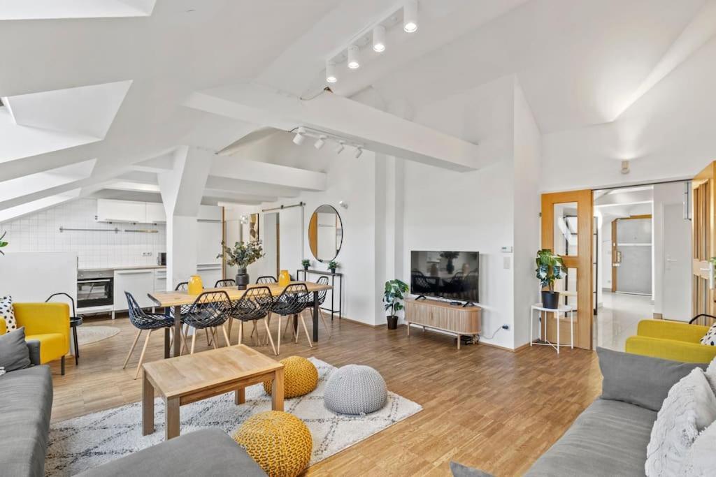 Spacious Next To Shopping Mall With Balcony Apartment Wien