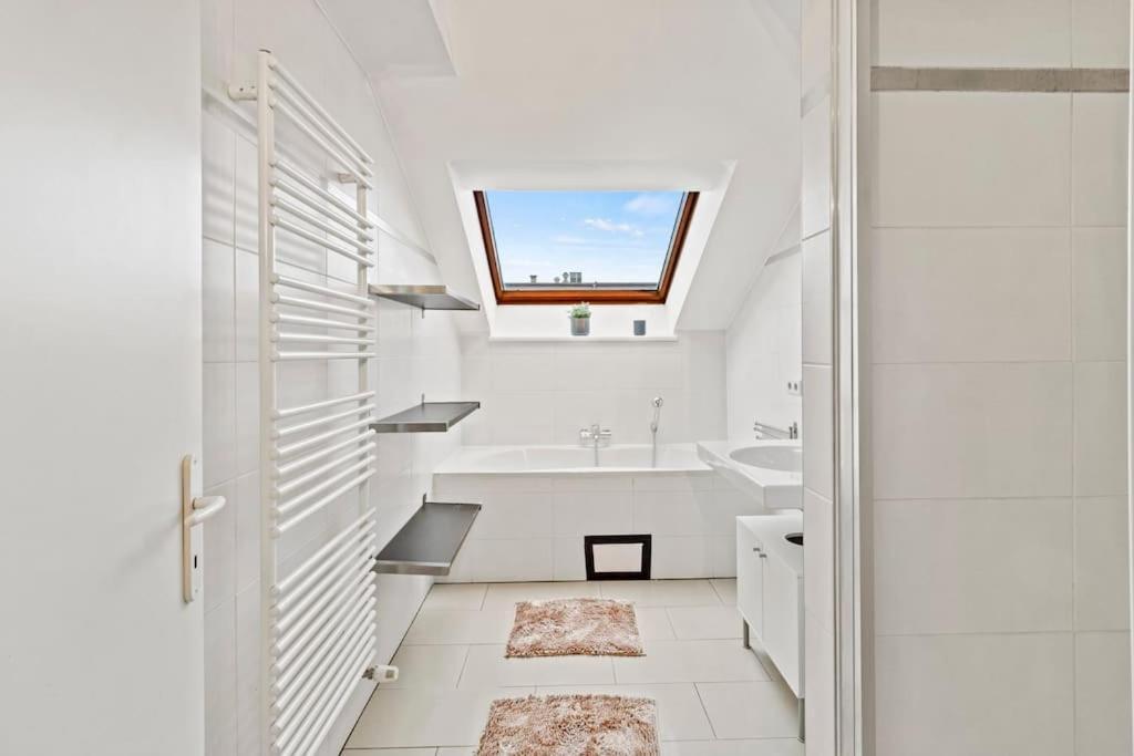 Apartment Spacious Next To Shopping Mall With Balcony Wien