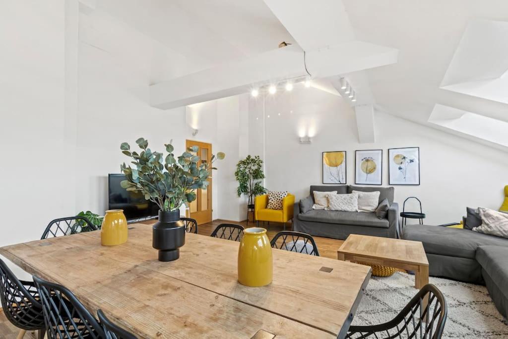 Spacious Next To Shopping Mall With Balcony Apartment Wien