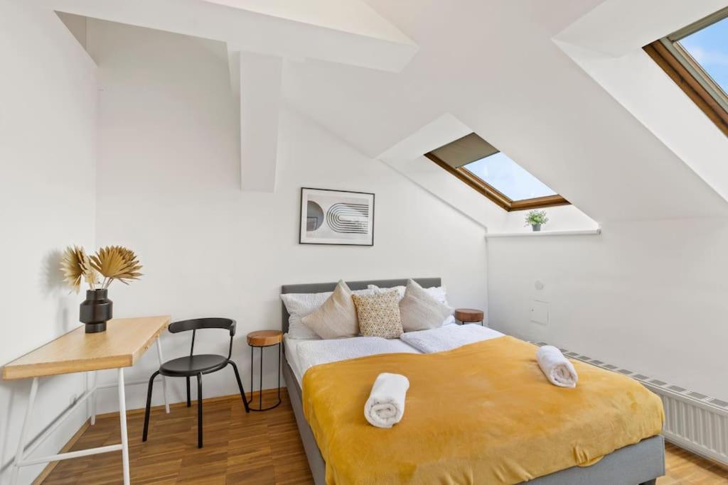 Spacious Next To Shopping Mall With Balcony Wien