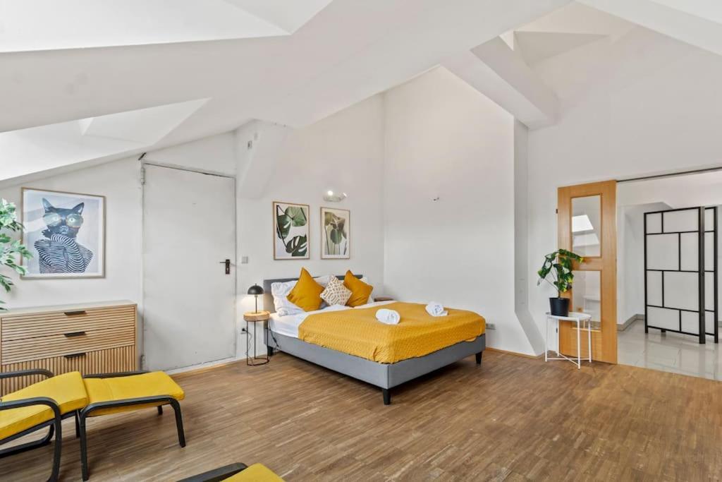 Spacious Next To Shopping Mall With Balcony * Wien