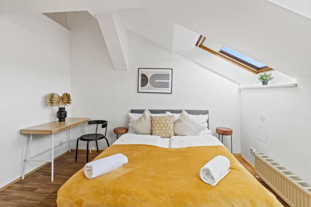 Apartamento Spacious Next To Shopping Mall With Balcony *