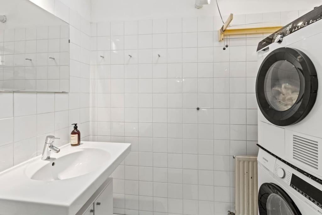Spacious Next To Shopping Mall With Balcony Apartment Wien
