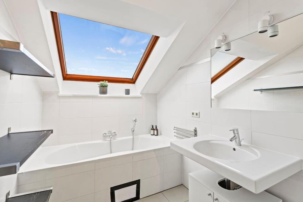 Spacious Next To Shopping Mall Appartement