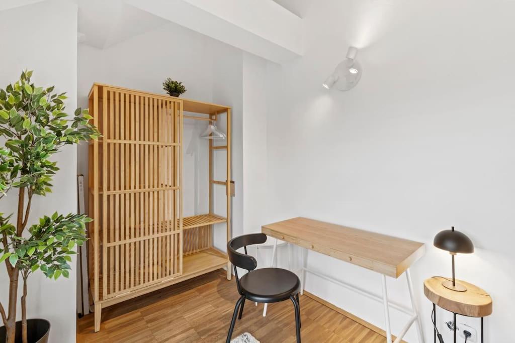 Spacious Next To Shopping Mall With Balcony Apartment Wien