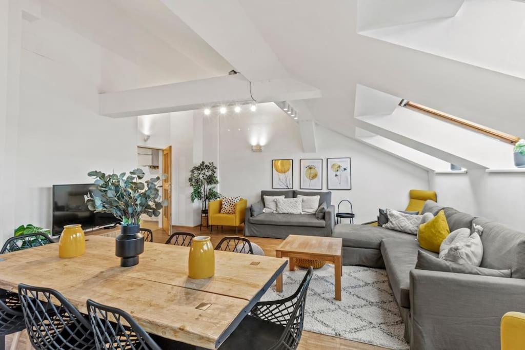Spacious Next To Shopping Mall With Balcony Apartamento