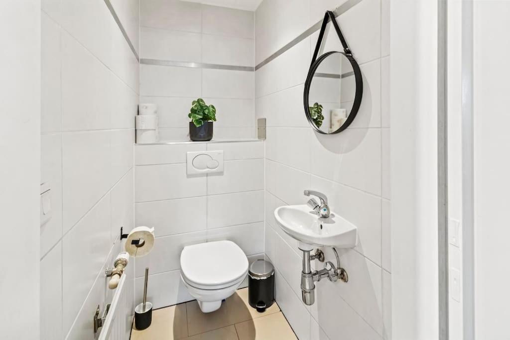 Apartamento Spacious Next To Shopping Mall With Balcony