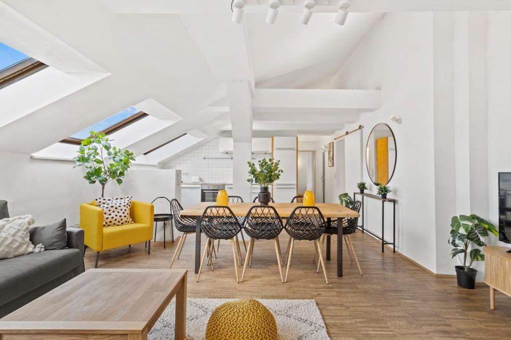 Spacious Next To Shopping Mall With Balcony Apartment Wien