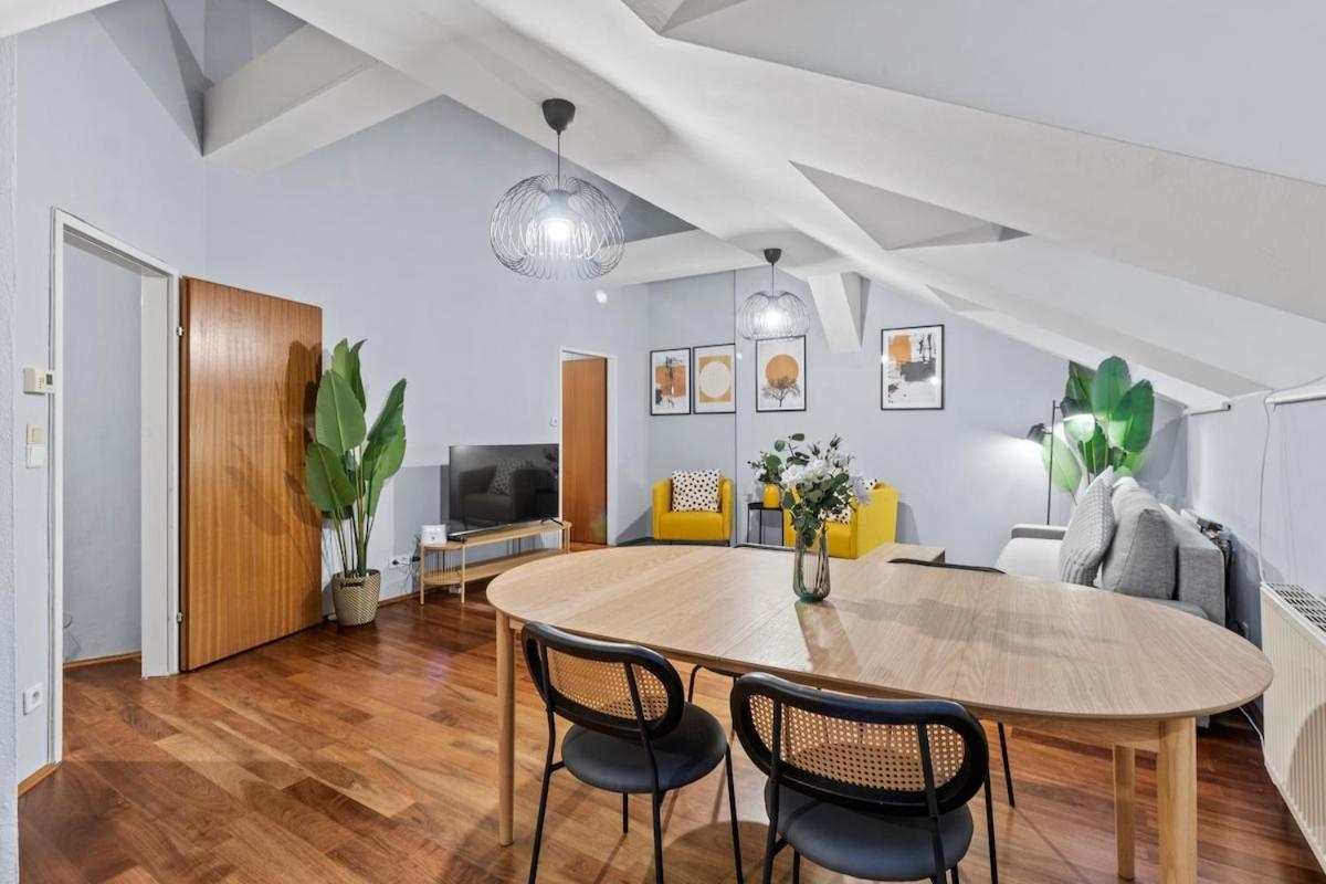 Spacious Next To Shopping Mall With Balcony * Wien