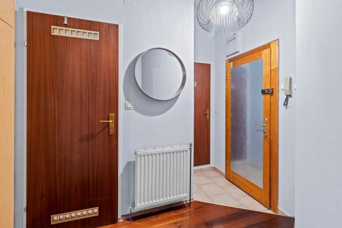 Spacious Next To Shopping Mall With Balcony * Wien