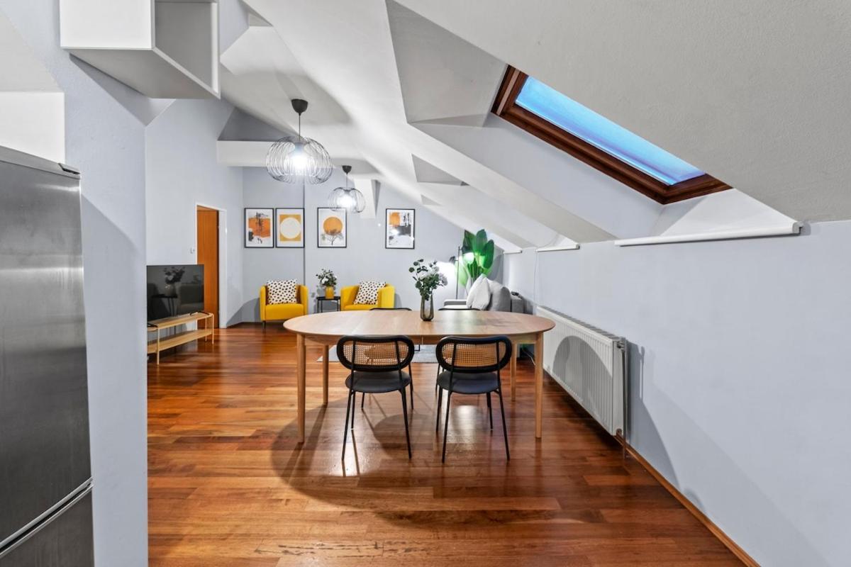 Spacious Next To Shopping Mall With Balcony Apartment Wien