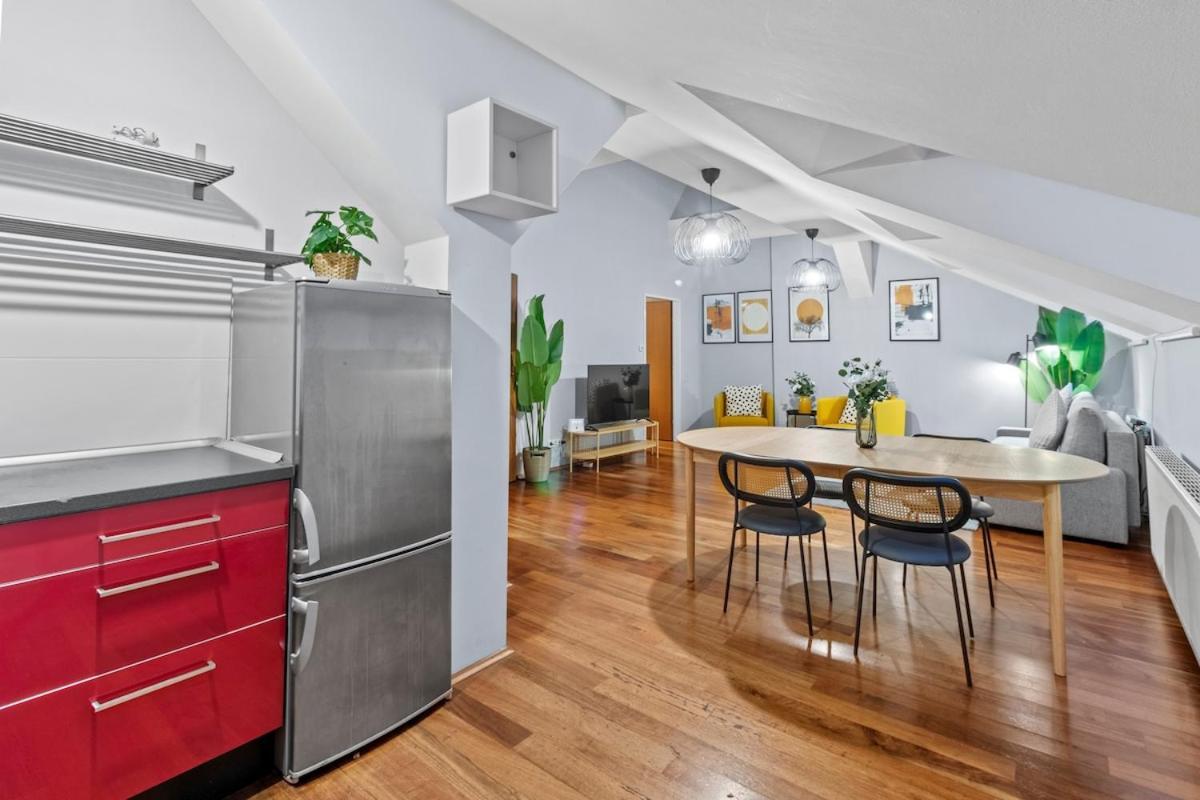 Spacious Next To Shopping Mall With Balcony * Wien