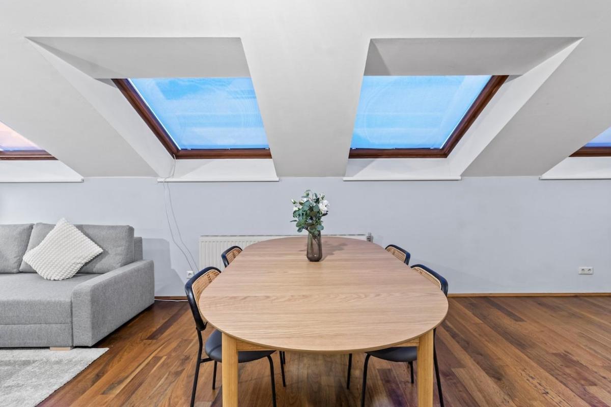 Spacious Next To Shopping Mall With Balcony Apartamento