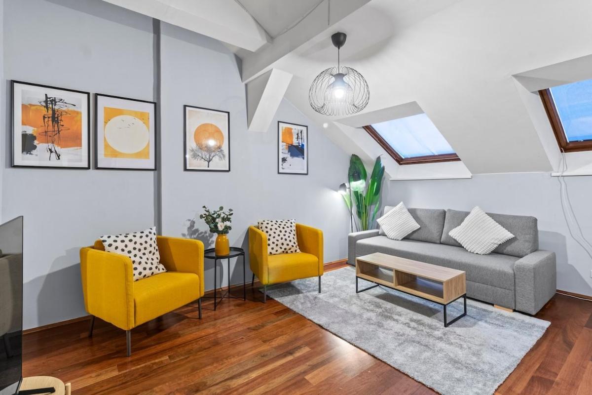 Spacious Next To Shopping Mall With Balcony * Wien