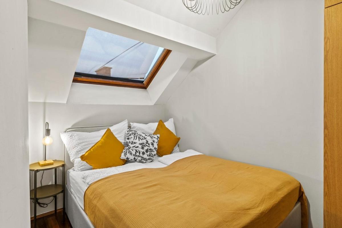 Spacious Next To Shopping Mall With Balcony Apartamento